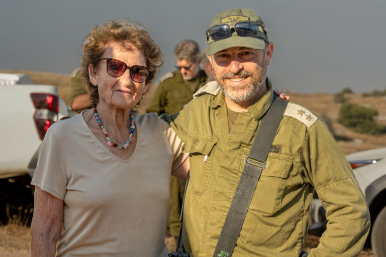 מג"ד 8112 אור פז עברי וצביה אבטיחי, אלמנתו של ברוך אבטיחי (צילום: אוריאל לוי)