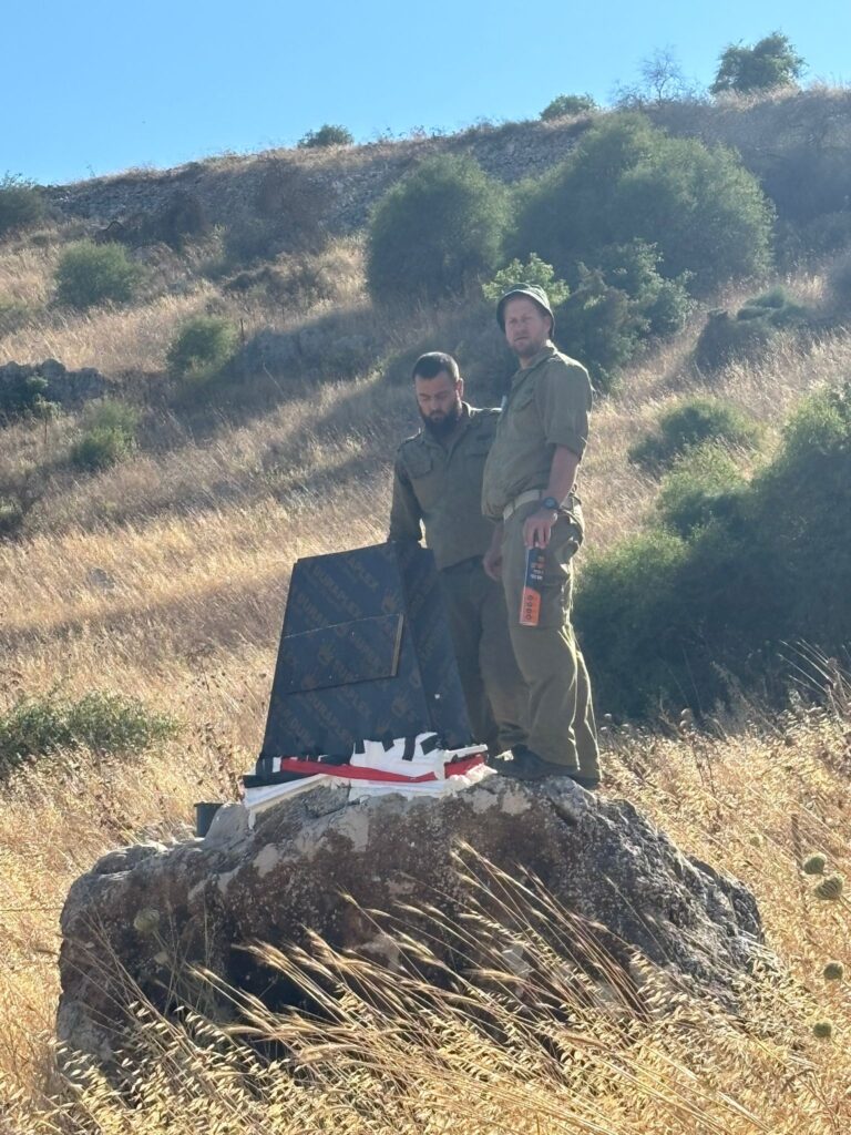 האנדרטה החדשה ולצידה חיילים שהיו שותפים לבנייתה (צילום: אור פז עברי)