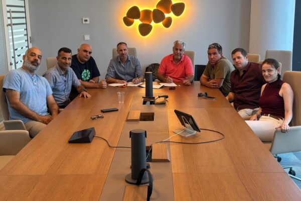 נציגי מאבק העובדים בחברת SAP בעת חתימת ההסכם הקיבוצי (צילום: דוברות ההסתדרות)
