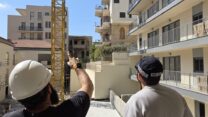 מפקח מינהל הבטיחות במשרד העבודה יחד עם שוטר (צילום: משרד העבודה)