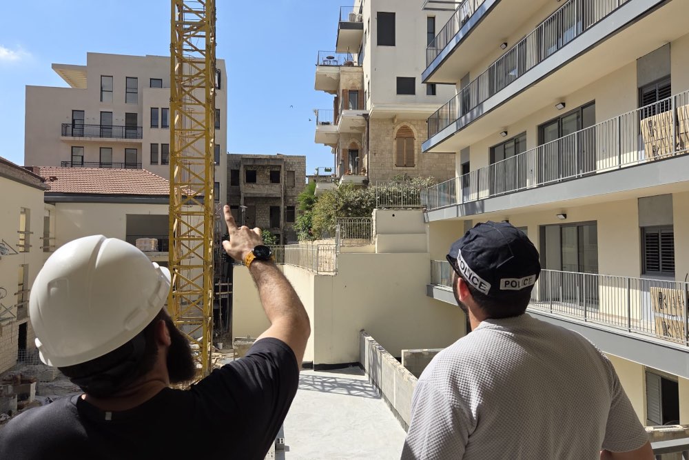 מפקח מינהל הבטיחות במשרד העבודה יחד עם שוטר (צילום: משרד העבודה) מפקח מינהל הבטיחות במשרד העבודה יחד עם שוטר (צילום: משרד העבודה)