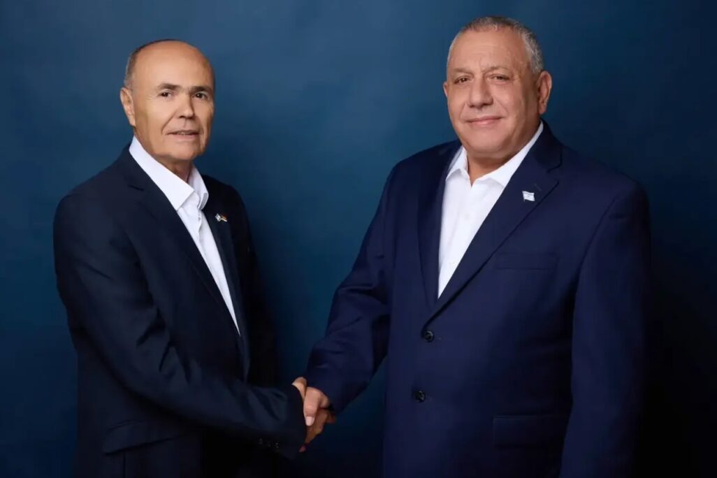 האלוף (במיל') כמיל אבו רוקן, מתאם פעולות הממשלה בשטחים לשעבר, מצטרף למפלגת ׳ישר׳ של גדי איזנקוט (צילום: דוברות ישר)