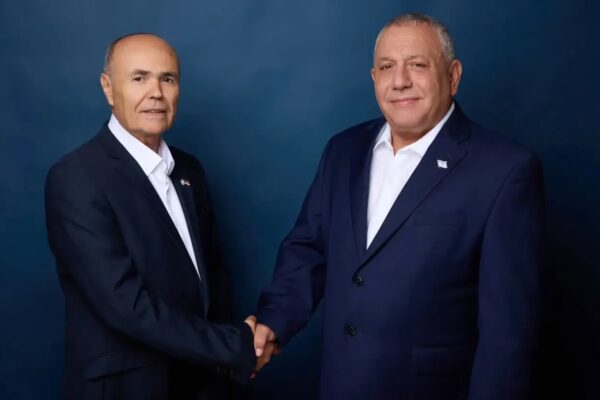 האלוף (במיל') כמיל אבו רוקן, מתאם פעולות הממשלה בשטחים לשעבר, מצטרף למפלגת ׳ישר׳ של גדי איזנקוט (צילום: דוברות ישר)