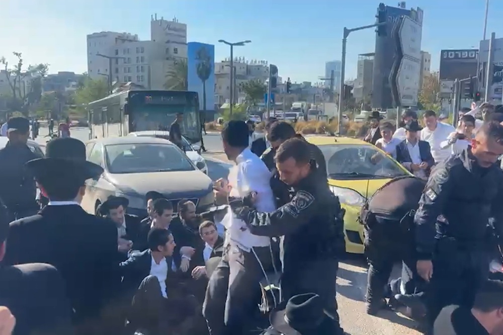 במחאה על מעצרי עריקים: חרדים חסמו את התנועה בכביש 4