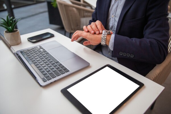 עובד בודק את השעה בשעונו (אילוסטרציה: Media Lens King/Shutterstock)