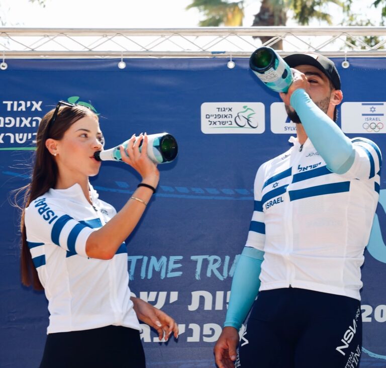 שריקי (משמאל) לאחר הזכייה באליפות ברכיבה נגד השעון, עם אלוף ישראל לגברים עודד קוגוט (צילום: תומר פרד)