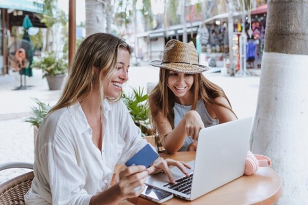 נשים בחופשה בחו"ל (קרדיט: shutterstock)