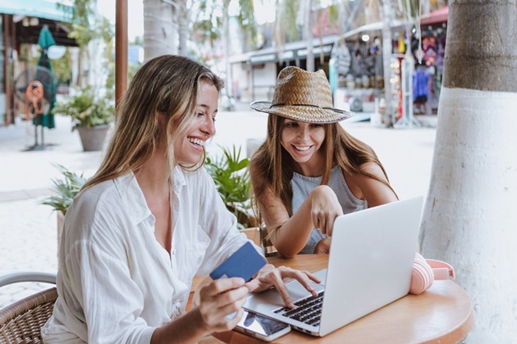 נשים בחופשה בחו"ל (קרדיט: shutterstock) נשים בחופשה בחו"ל (קרדיט: shutterstock)