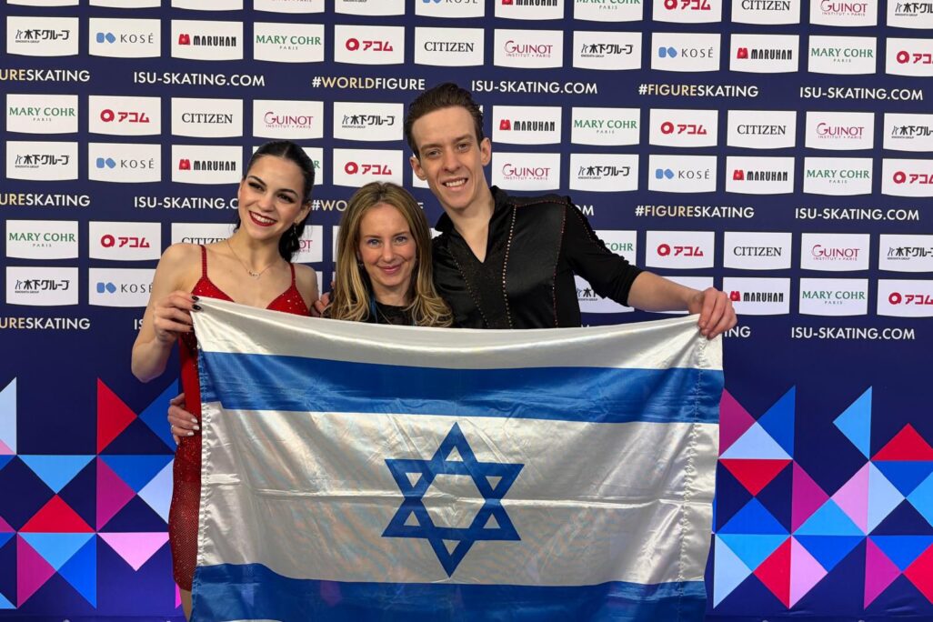 משמאל: שירה איכילוב, גלית חייט ומיכאל נוסוביצקי באליפות העולם בהחלקה על הקרח בפארג (צילום: אלבום פרטי) משמאל: שירה איכילוב, גלית חייט ומיכאל נוסוביצקי באליפות העולם בהחלקה על הקרח בפארג (צילום: אלבום פרטי)