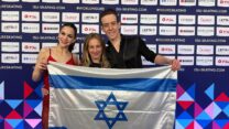 משמאל: שירה איכילוב, גלית חייט ומיכאל נוסוביצקי באליפות העולם בהחלקה על הקרח בפארג (צילום: אלבום פרטי)