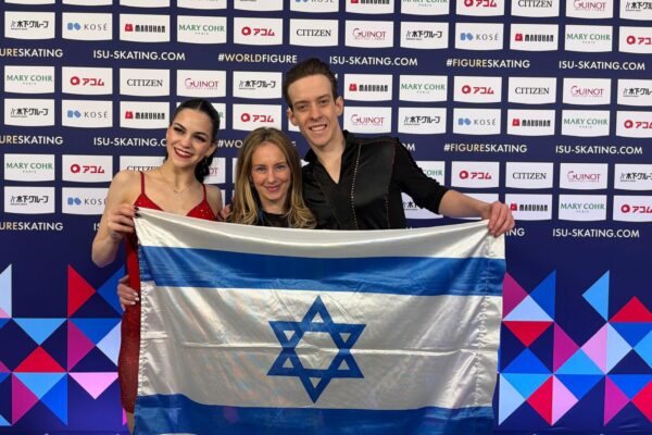 משמאל: שירה איכילוב, גלית חייט ומיכאל נוסוביצקי באליפות העולם בהחלקה על הקרח בפארג (צילום: אלבום פרטי)