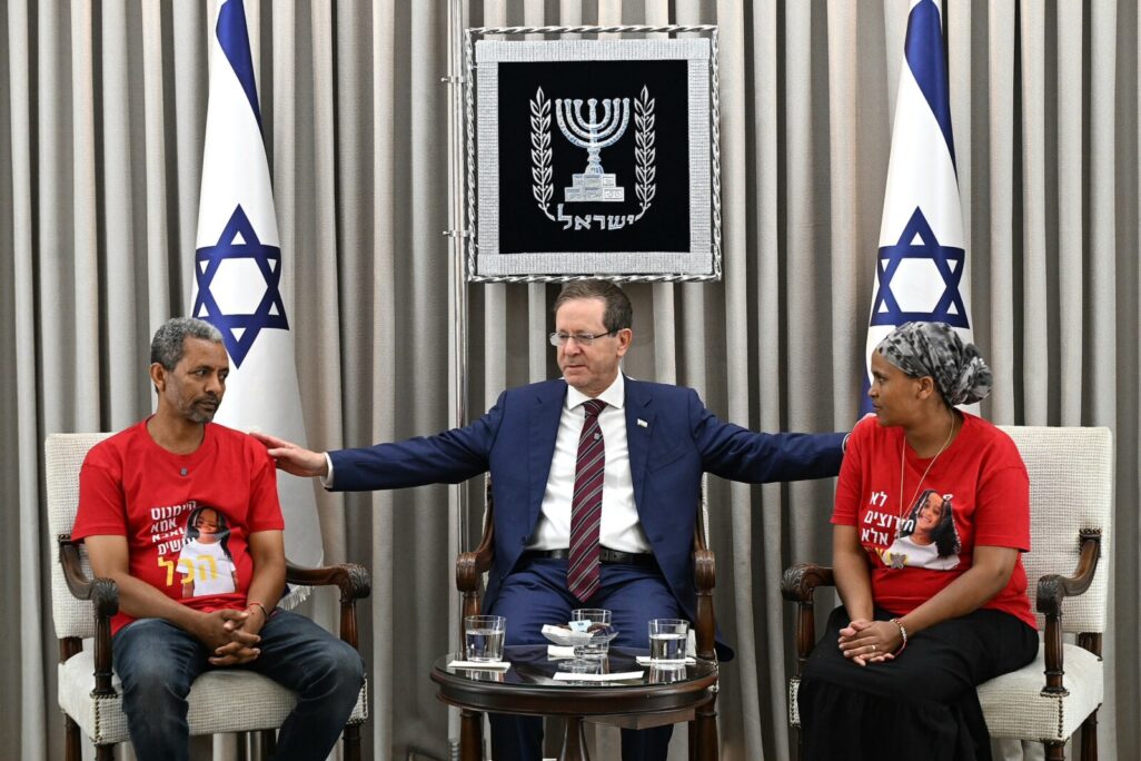 הנשיא יצחק הרצוג עם אמה של היימנוט קסאו, בנצ'י קסאו, ועם אביה טספאי קסאו (צילום: חיים צח/לע״מ) הנשיא יצחק הרצוג עם אמה של היימנוט קסאו, בנצ'י קסאו, ועם אביה טספאי קסאו (צילום: חיים צח/לע״מ)