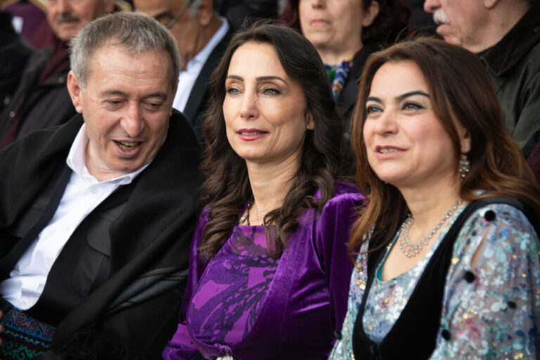 מימין חברת הפרלמנט גוליסטאן קיליץ' קוצ'ייגיט ואנשי מפלגת DEM (צילום: Diego Cupolo via Reuters Connect)
