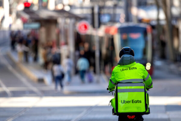 שליח בפלטפורמת 'Uber Eats' ברחובות סידני, אוסטרליה, אוגוסט 2026 (צילום:  REUTERS/Jeremy Piper)