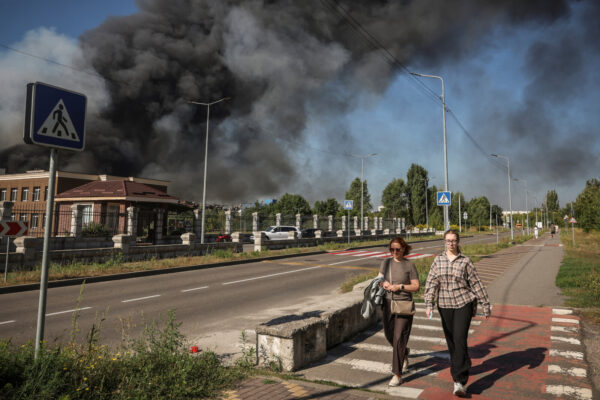 עשן עולה ממקום פגיעת הכטב"ם הרוסי באזור קייב (צילום: REUTERS/Alina Smutko)
