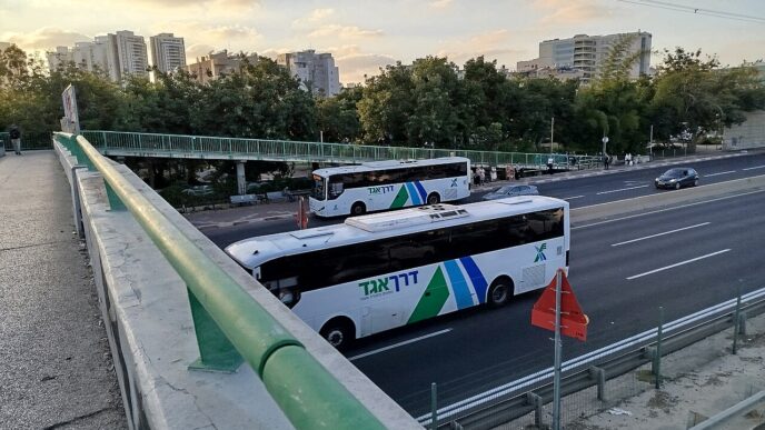 מבקר באוטובוס פנה לנערים שלא שילמו – והותקף; העובדים שבתו במחאה