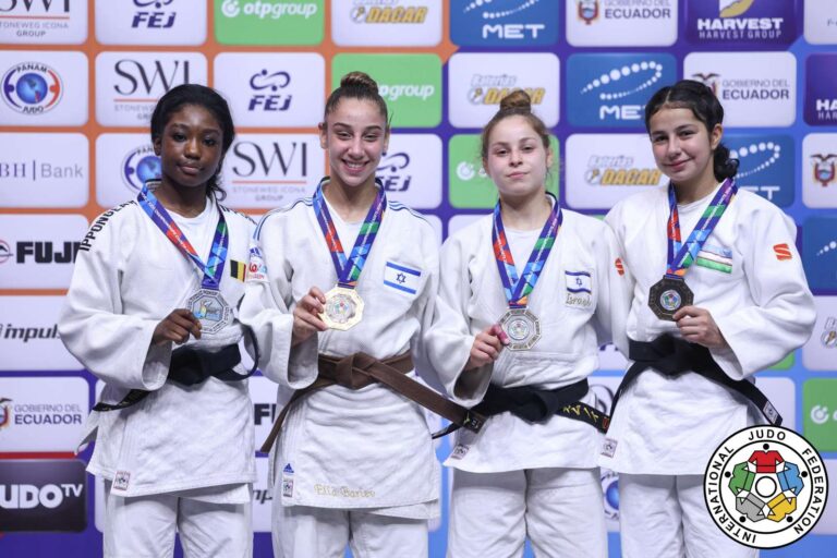 המדליסטיות באלופת העולם עד גיל 18 בג'ודו: השנייה מימין אגם נוי. השלישית מימין אלה בר-לב (צילום: באדיבות איגוד הג'ודו העולמי)