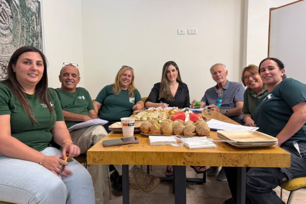חתימת ההסכם לעובדי גן החיות התנ"כי בירושלים (צילום: דוברות ההסתדרות) חתימת ההסכם לעובדי גן החיות התנ"כי בירושלים (צילום: דוברות ההסתדרות)