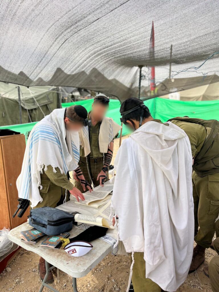 חיילי חטיבת החשמונאים מתפללים (צילום: דובר צה"ל)