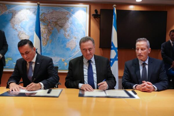 שר הביטחון ישראל כ"ץ ושר ההגנה של הונדורס, אנריקה רודריגס בורצ’רד, חותמים על מזכר הבנות להעמקת שיתוף הפעולה הביטחוני בין מדינת ישראל לרפובליקת הונדורס (צילום: משרד הביטחון)