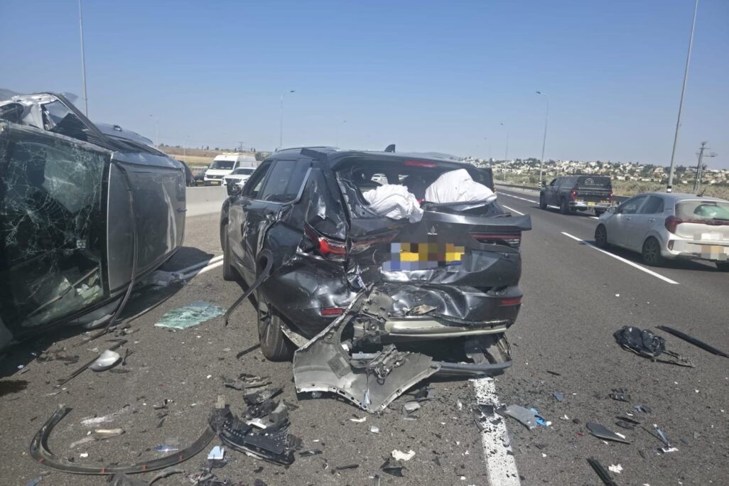 תאונה של ארבעה כלי רכב סמוך למחלף ישי (צילום: מד"א) תאונה של ארבעה כלי רכב סמוך למחלף ישי (צילום: מד"א)