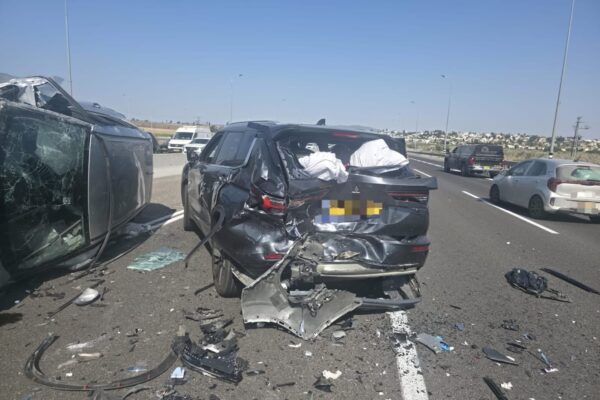 תאונה של ארבעה כלי רכב סמוך למחלף ישי (צילום: מד"א)