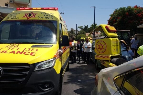 אמבולנס בזירה שבה נמצא ילד בתוך רכב בלוד (צילום: תיעוד מבצעי מד"א)