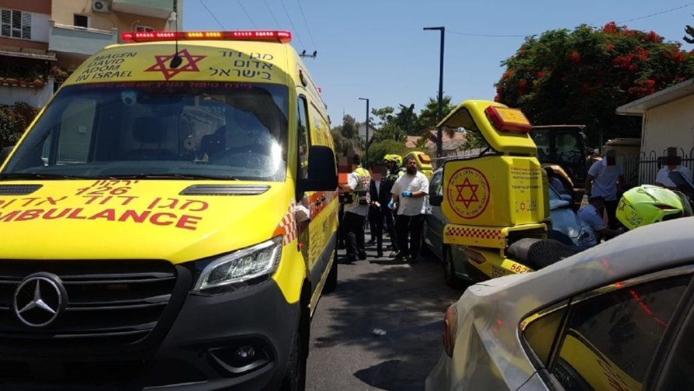 אמבולנס בזירה שבה נמצא ילד בתוך רכב בלוד (צילום: תיעוד מבצעי מד"א) אמבולנס בזירה שבה נמצא ילד בתוך רכב בלוד (צילום: תיעוד מבצעי מד"א)