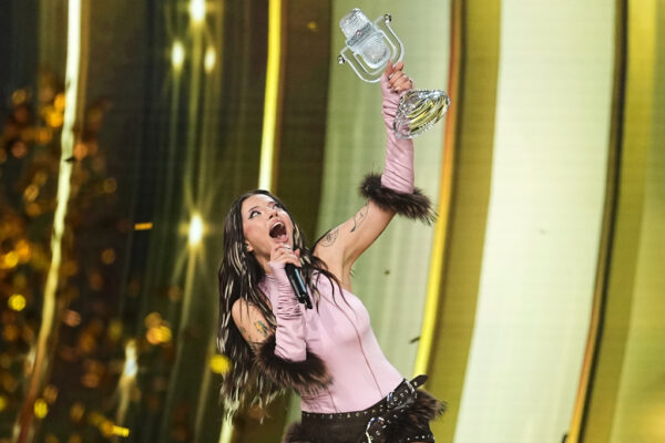 הזמרת דארה מבולגריה חוגגת את ניצחונה באירוויזיון, וינה, אוסטריה, 17 במאי 2026 (צילום: AP Photo/Martin Meissner)