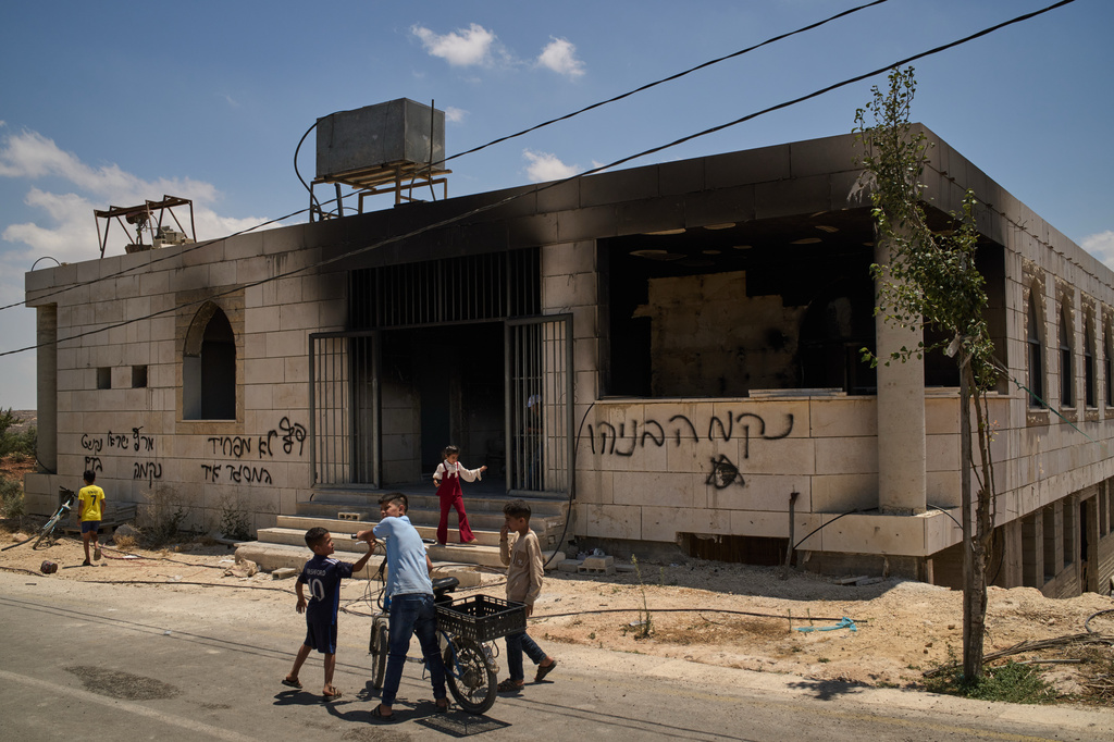 מסגד שישראלים הציתו בכפר קוסרה, ועליו כתובות הקוראות לנקמה, 26 ביולי 2026 (צילום: AP Photo/Leo Correa)