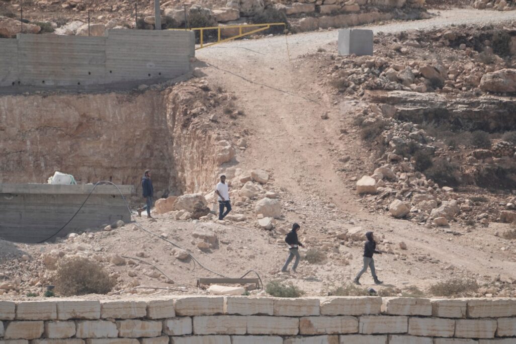 מתנחלים ישראלים נכנסים לשטח פלסטיני בכפר קוסרה שביהודה ושומרון (צילום: AP Photo/Majdi Mohammed) מתנחלים ישראלים נכנסים לשטח פלסטיני בכפר קוסרה שביהודה ושומרון (צילום: AP Photo/Majdi Mohammed)