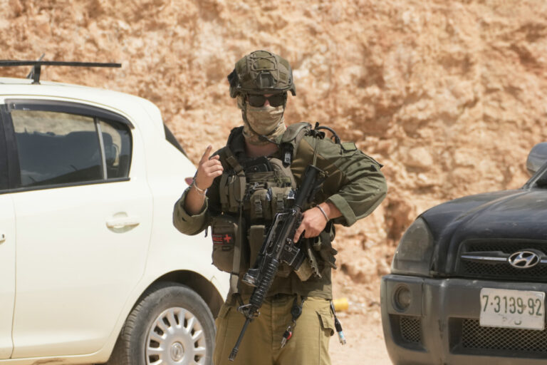 חייל צה"ל בזירת תקיפת רכוש פלסטיני בידי מתנחלים בכפר קוסרה שבשומרון (צילום: AP Photo/Majdi Mohammed)