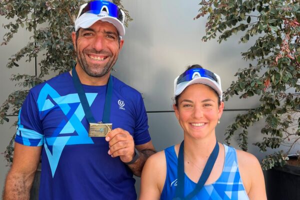 צמד החותרים הפראלימפיים שחר מילפלדר וסאלח שאהין עם מדליית הארד באליפות אירופה באיטליה (צילום: ההתאחדות הישראלית לספורט נכים)