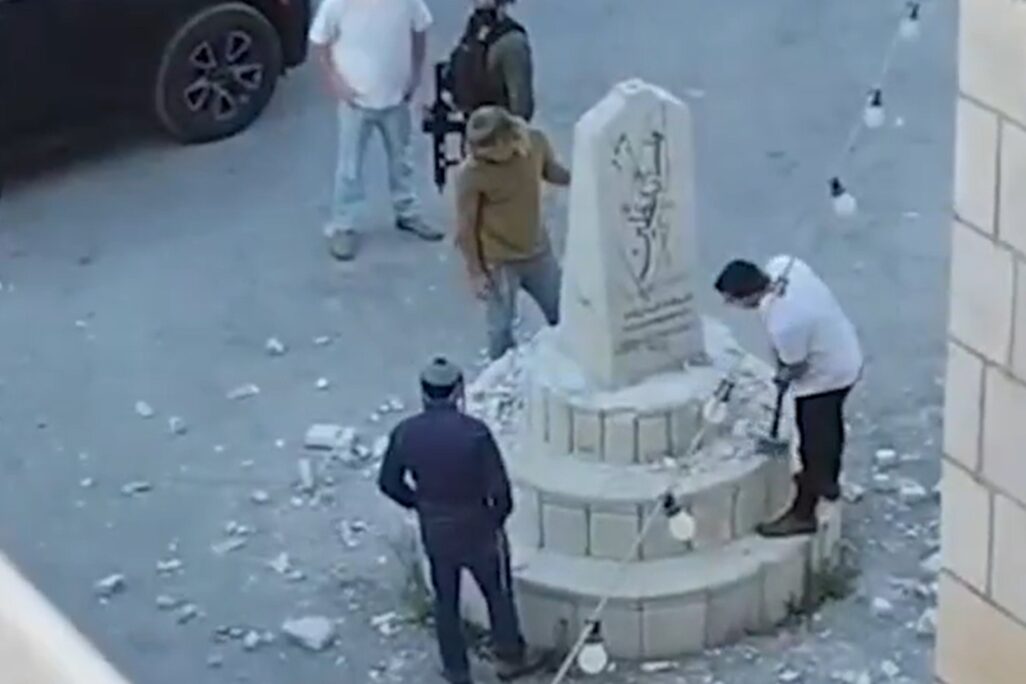 ח"כ צבי סוכות מול האנדרטה, מאובטח על ידי צה"ל בכפר פלסטיני ח"כ צבי סוכות מול האנדרטה, מאובטח על ידי צה"ל בכפר פלסטיני