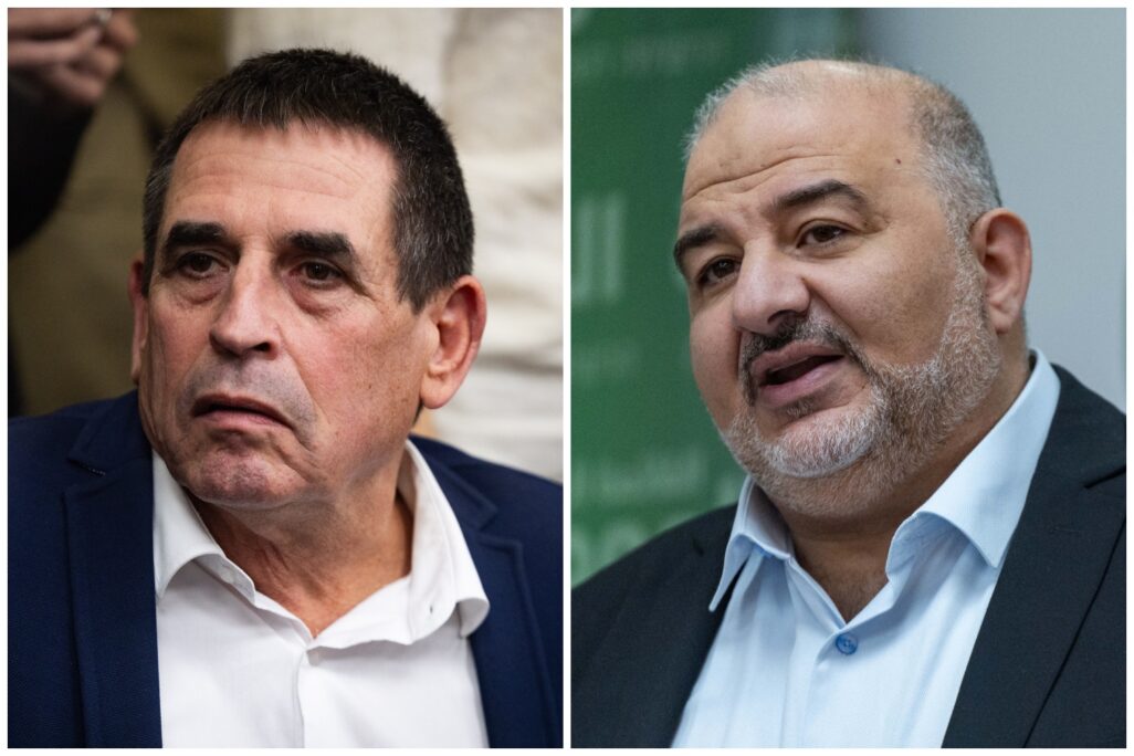 יו"ר רע"ם מנסור עבאס וסגן השר לביטחון פנים לשעבר יואב סגלוביץ' (צילומים: יונתן זינדל/ פלאש 90)