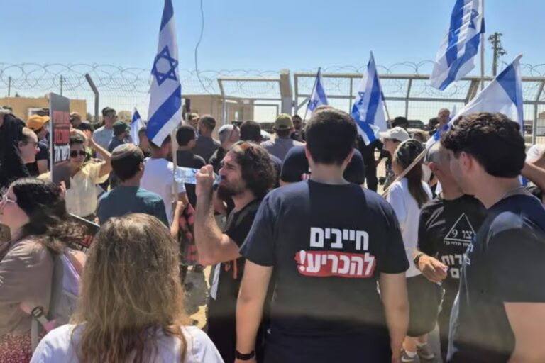 מפגינים במעבר כרם שלום נגד כניסת כוחות זרים לעזה וחדירת העפיפונים (צילום: צו 9)