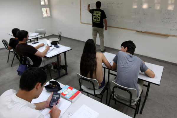 שיעור מתמטיקה בבית ספר תיכון בירושלים. המצולמים לא קשורים לכתבה (צילום ארכיון: קובי גדעון/פלאש90)