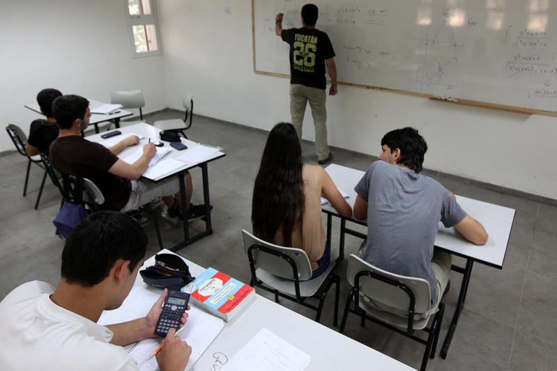 שיעור מתמטיקה בבית ספר תיכון בירושלים. המצולמים לא קשורים לכתבה (צילום ארכיון: קובי גדעון/פלאש90)