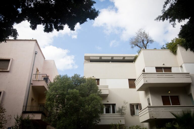 בנייני מגורים בסגנון באוהאוס בשדרות רוטשילד בתל אביב (צילום: Miriam Alster/FLASH90)
