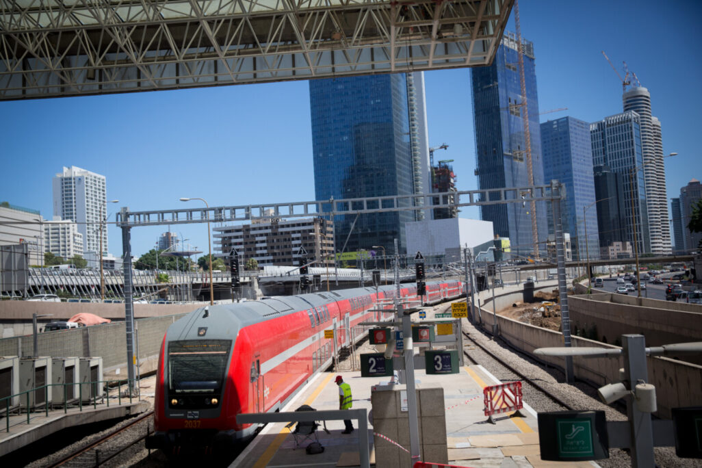 תחנת רכבת תל אביב השלום (צילום: מרים אלסטר/ פלאש 90)