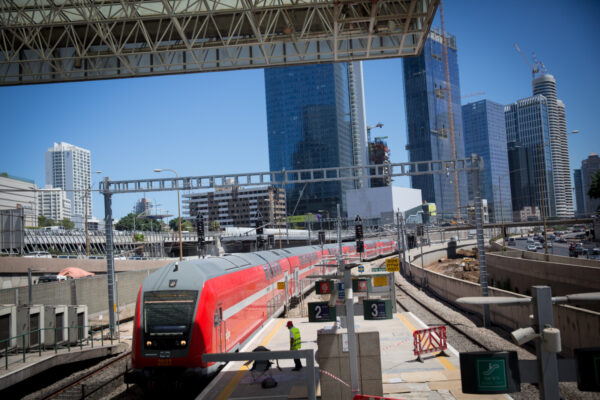 תחנת רכבת תל אביב השלום (צילום: מרים אלסטר/ פלאש 90)