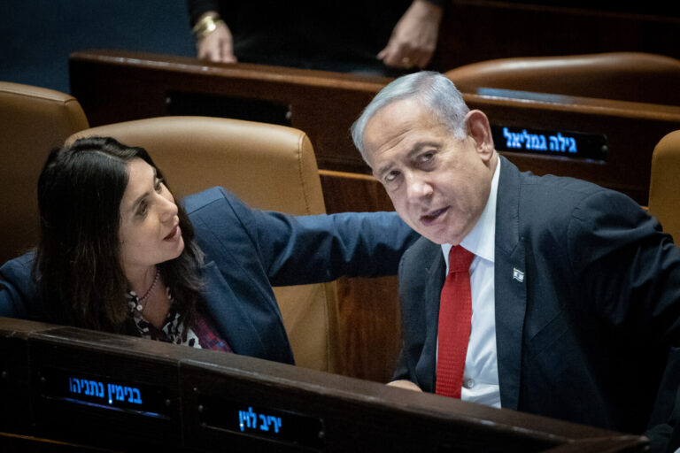 ראש הממשלה בנימין נתניהו ושרת התחבורה מירי רגב (צילום: יונתן זינדל/ פלאש 90)