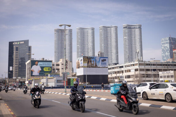נהגי אופנוע בהם שליח וולט בתל אביב, מרץ 2025. המצולמים לא קשורים לכתבה (אילוסטרציה: מרים אלסטר/פלאש90)