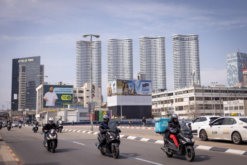 נהגי אופנוע בהם שליח וולט בתל אביב, מרץ 2025. המצולמים לא קשורים לכתבה (אילוסטרציה: מרים אלסטר/פלאש90)