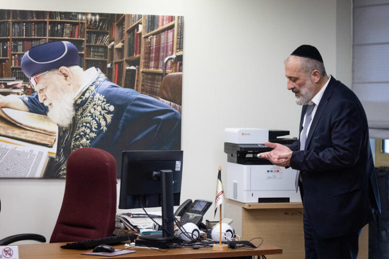 אריה דרעי בדרכו לישיבת סיעה של ש"ס בכנסת, מאי 2026 (צילום: יונתן זינדל/פלאש90)