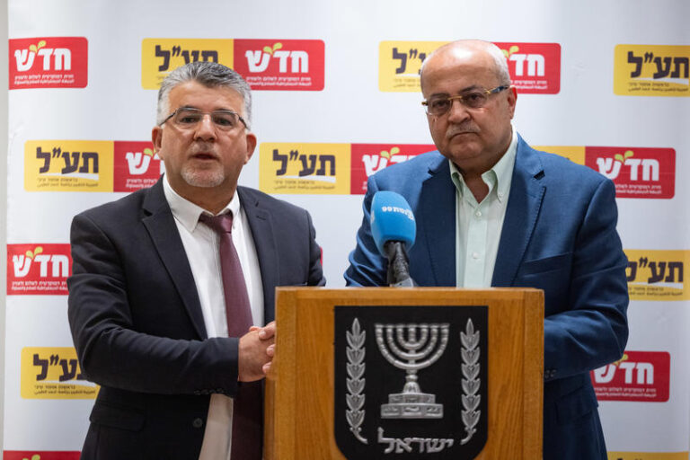 אחמד טיבי (מימין) ויוסף ג'בארין בפגישת סיעה בכנסת, מאי 2026 (צילום: יונתן זינדל/פלאש90)