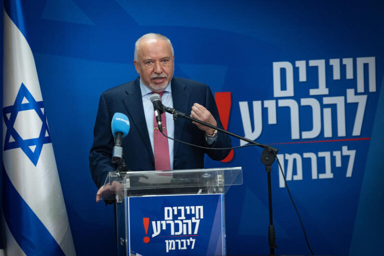 אביגדור ליברמן מוביל ישיבת סיעה בכנסת, יולי 2026 (צילום: יונתן זינדל/פלאש90)