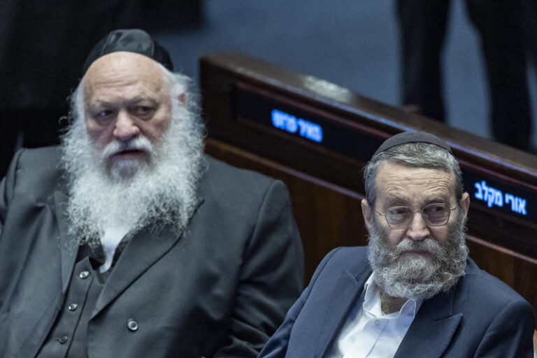 משה גפני (מימין) ויצחק גולדקנופף בכנסת (חיים גולדברג/פלאש90)
