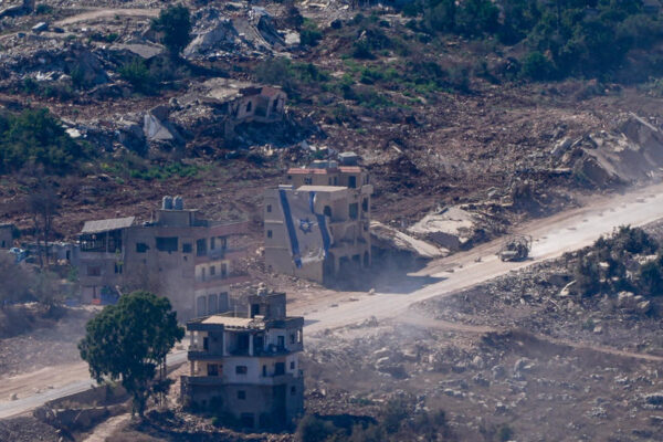 דגל ישראל שהניפו חיילי צה"ל בדרום לבנון, כפי שנראה מהצד הישראלי של הגבול (צילום: אייל מרגולין/פלאש90)