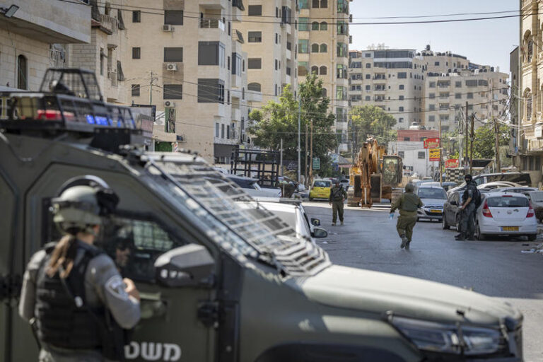 כוחות מג"ב במחנה קלנדיה (צילום: חיים לוינסון/פלאש90)
